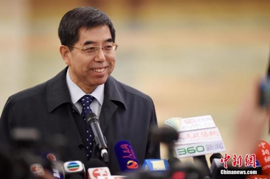 3月12日上午,第十二届全国人民代表大会第三次会议在北京人民大会堂举行第三次全体会议,听取最高人民法院院长周强关于最高人民法院工作的报告,听取最高人民检察院检察长曹建明关于最高人民检察院工作的报告。国家统计局局长马建堂参会并回答记者提问。